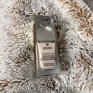 Jouer Essential High Coverage Foundation